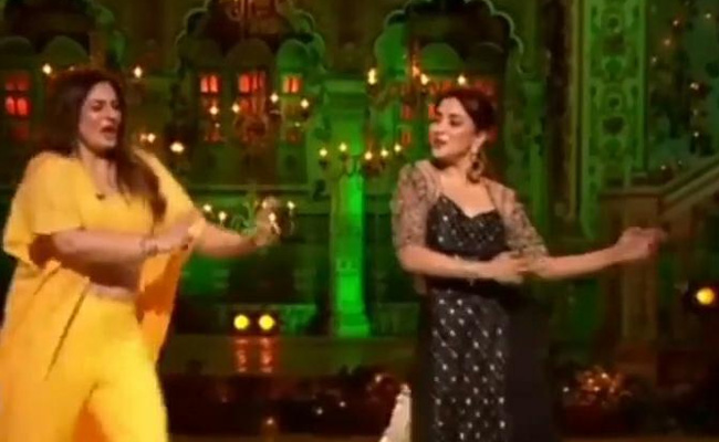 रवीना टंडन-माधुरी दीक्षित का स्टेज पर धमाल, ‘अंखियों से गोली मारे’ गाने पर किया जोरदार डांस...देखें Video