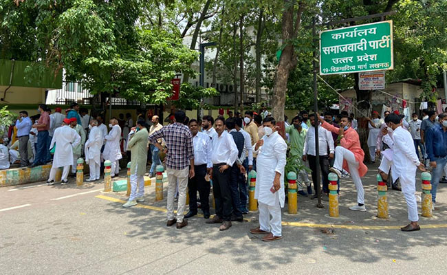 UP Polls On Radar, MLAs From Mayawati's Party Meet Akhilesh Yadav