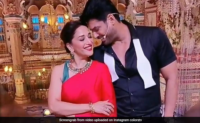 Madhuri Dixit ने Sidharth Shukla के साथ 'तेरा नाम लिया' गाने पर किया डांस, वीडियो में दिखीं जबरदस्त केमेस्ट्री