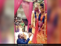 फेरे लेते समय दुल्हन के सामने मंडप में आकर लेट गया देवर, किया कुछ ऐसा - 20 लाख बार देखा गया Video फेरे लेते समय दुल्हन के सामने मंडप में आकर लेट गया देवर, किया कुछ ऐसा - 20 लाख बार देखा गया Video