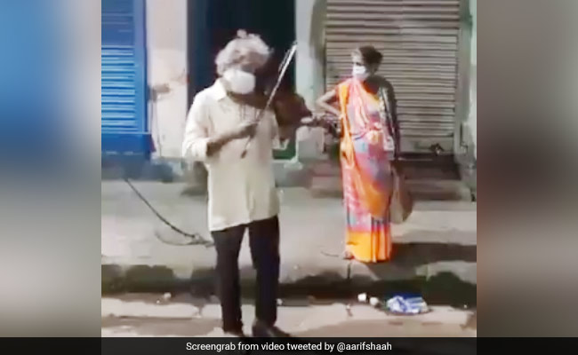 दो वक्त की रोटी के लिए सड़कों पर वायलिन बजा रहा है यह बुजुर्ग आर्टिस्ट, मदद के लिए आगे आए लोग - देखें Video