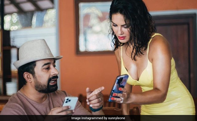 Hey Sunny Leone, What Was On Your Phone In This Pic? The Internet's Curious