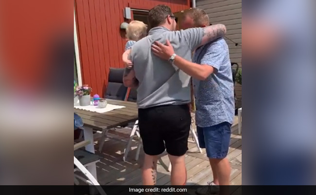 बेटे ने पिता को दिया सरप्राइज, रुला देगा यह फैमिली रियूनियन का VIDEO