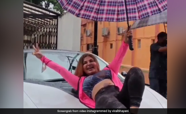 छाता लेकर कार की बोनट पर लेट गईं Rakhi Sawant, लोगों का हंस-हंसकर हुआ बुरा हाल...देखें Video