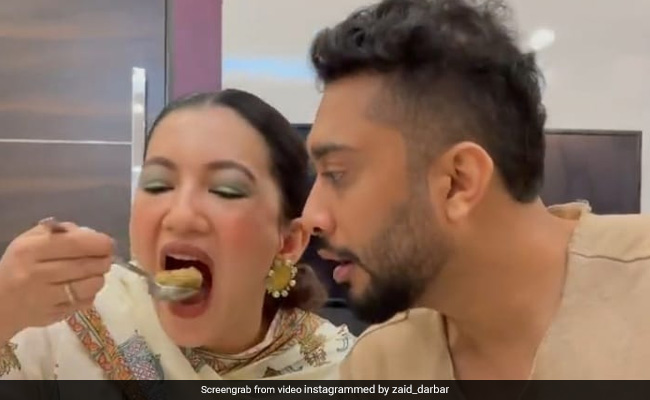 Gauahar Khan मजे से खा रही थीं गोल गप्पे, पति Zaid Darbar लार टपकाते रह गए- देखें Video
