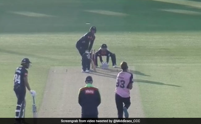 तीसरी गेंद पर बल्लेबाज ने मारा छक्का, फिर गेंदबाज ने लिया बदला, आखिरी 3 गेंद पर हैट्रिक- Video