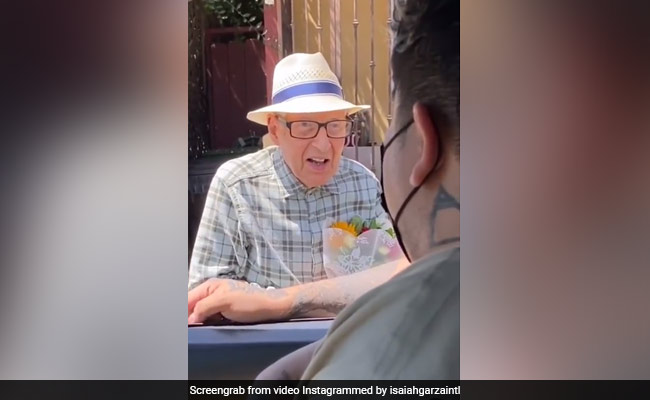 बुजुर्ग शख्स को एक अजनबी ने तोहफे में दिए फूल, तो बुजुर्ग को आई पत्नी की याद, लोग बोले- ये है True Love - देखें Video