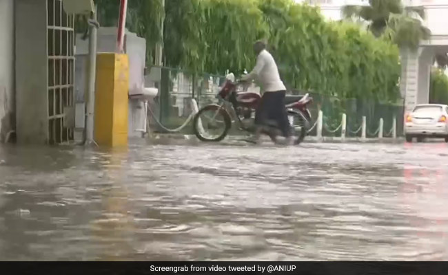 Weather Update : यूपी-बिहार में अलर्ट के बीच लखनऊ में भारी बारिश, पढ़ें बाकी राज्यों में मॉनसून का हाल