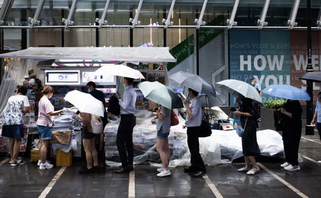 Hong Kongers Snap Up Final Edition Of Apple Daily Newspaper