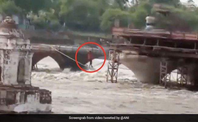 नदी का जलस्तर बढ़ा, तो ब्रिज में फंस गए मजदूर, रस्सी पर चलकर ऐसे पहुंचे दूसरी तरफ - देखें पूरा Video