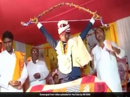 कलयुग में रचा गया स्वंयवर, दूल्हे ने पहले ‘राम’ की तरह तोड़ा धनुष, फिर दुल्हन ने डाली वरमाला - देखें Video कलयुग में रचा गया स्वंयवर, दूल्हे ने पहले ‘राम’ की तरह तोड़ा धनुष, फिर दुल्हन ने डाली वरमाला - देखें Video