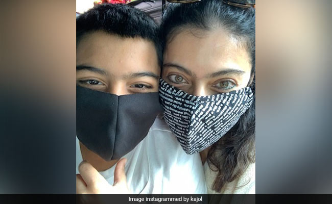 Kajol And Usual Suspect - Son Yug - In A Quirky Selfie