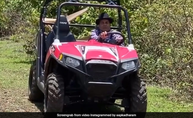जंगल में गाय-भैंसों की निगरानी के लिए जीप से निकले Dharmendra, बोले- बछड़ा बड़ा हो गया...देखें Video
