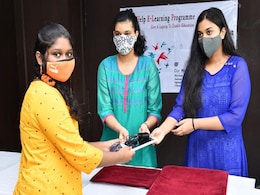 कोरोना महामारी के दौरान 'डिजिटल दूरी' को हटाने में स्टूडेंट्स की मदद कर रहीं चेन्नई की दो बहनें कोरोना महामारी के दौरान 'डिजिटल दूरी' को हटाने में स्टूडेंट्स की मदद कर रहीं चेन्नई की दो बहनें