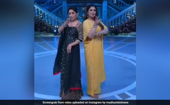 Madhuri Dixit और Raveena Tandon ने एक साथ स्टेज पर मचाया धमाल, वायरल हुआ डांस Video