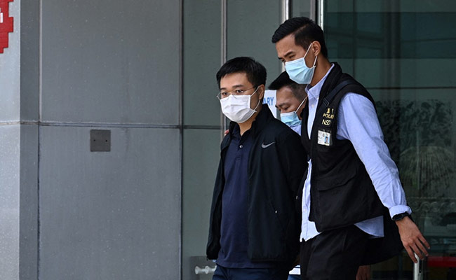 Hong Kong Police Raid Pro-Democracy Newspaper Apple Daily, Arrest 5