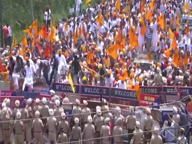 Sukhbir Badal Detained Amid Huge Protest Outside Amarinder Singh's House