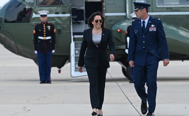 'तकनीकी खामी' के चलते कमला हैरिस का विमान उड़ान भरने के कुछ देर बाद ही किया गया लैंड