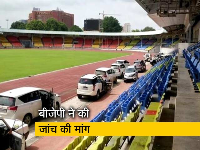 पुणे: रेस ट्रैक तक पहुंची शरद पवार और दूसरे नेताओं की कार