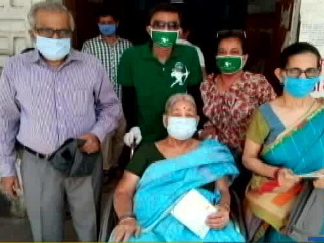 Senior Citizens Can Get COVID Vaccine Through WhatsApp, Thanks To Robin Hood Army