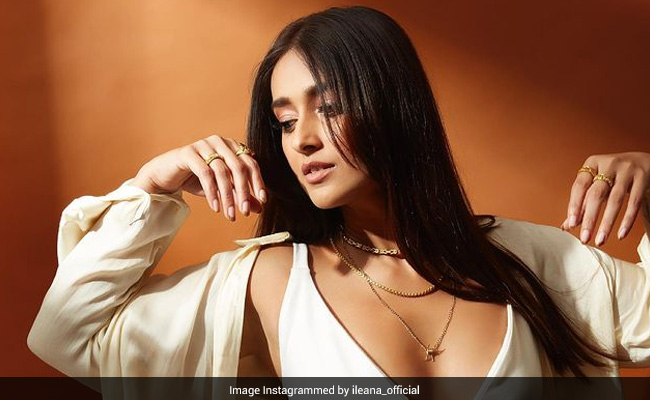 Ileana D'Cruz Looks Stunning As She "Stretches Into The End Of The Week"