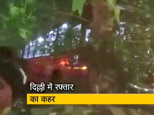 दिल्लीः DTC बस ने एक को रौंदा 3 पुलिसकर्मी सहित 4 लोग घायल