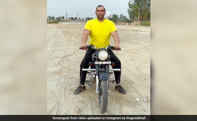 Khali ने रॉयल अंदाज में चलाई Bullet, देखकर लोगों ने कर दिया Troll, 4 करोड़ बार देखा गया Video Khali ने रॉयल अंदाज में चलाई Bullet, देखकर लोगों ने कर दिया Troll, 4 करोड़ बार देखा गया Video