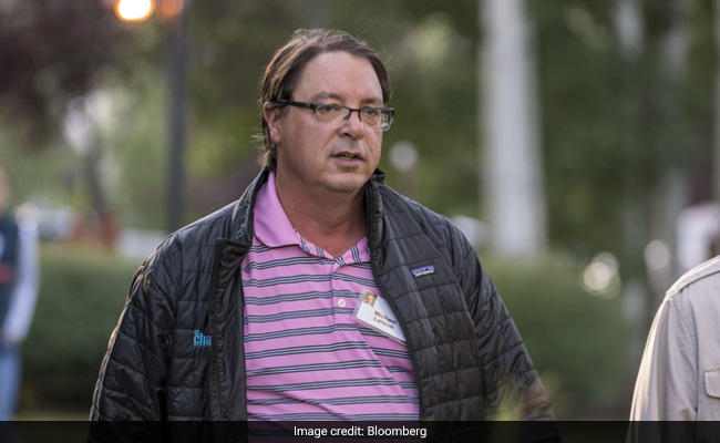 In Gates Split, Harsh Glare On Man Who Managed Their $170 Billion Fortune