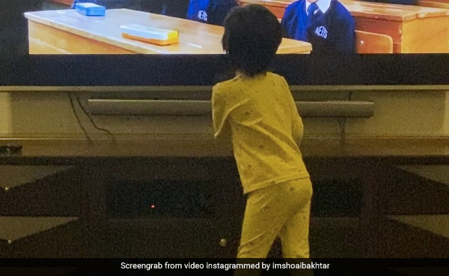 Shoaib Akhtar का बेटा है इस बॉलीवुड स्टार का फैन, टीवी पर गाने देखकर जमकर नाचता है, देखें Video