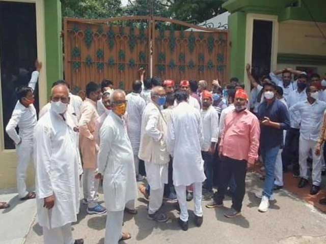 UP Polls On Radar, MLAs From Mayawati's Party Meet Akhilesh Yadav