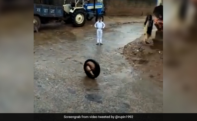 बच्चे का कमाल देख लोग हुए दंग, टायर के अंदर बैठकर सड़क पर ऐसे किया रोल, IPS बोला- गज़ब बैलेंस है, देखें VIDEO