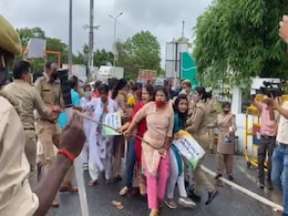 योगी के आवास पर कांग्रेस कार्यकर्ताओं का विरोध प्रदर्शन, पार्टी का आरोप - महिला कार्यकर्ताओं से पुलिसकर्मियों ने की मारपीट योगी के आवास पर कांग्रेस कार्यकर्ताओं का विरोध प्रदर्शन, पार्टी का आरोप - महिला कार्यकर्ताओं से पुलिसकर्मियों ने की मारपीट