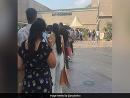 Mall के बाहर सामान लेने के लिए लंबी लाइन में खड़े थे लोग, IPS बोला- ‘जान जाए बस Sale ना जाए’ Mall के बाहर सामान लेने के लिए लंबी लाइन में खड़े थे लोग, IPS बोला- ‘जान जाए बस Sale ना जाए’