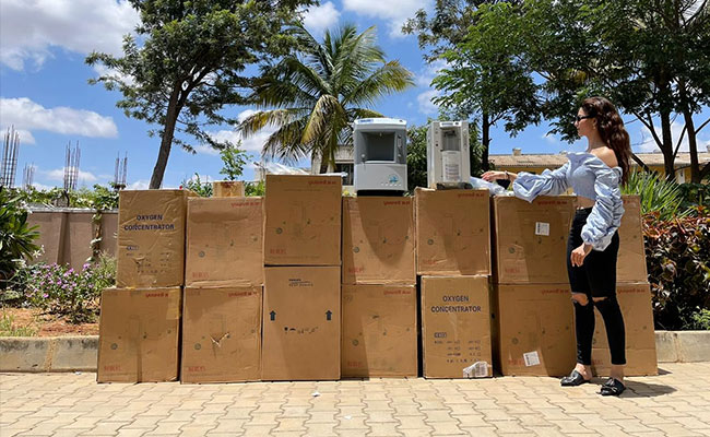 कोविड मरीजों की मदद के लिए फिर सामने आईं उर्वशी रौतेला, डोनेट किए 2 करोड़ 35 लाख के ऑक्सीजन कॉन्सेंट्रेटर