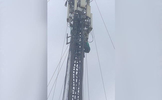 Man Climbs TV Tower In Delhi, Refuses To Come Down For An Hour
