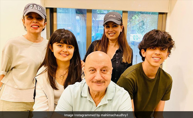 Anupam Kher Meets <I>Dhadkan</i> Co-Star Mahima Chaudhry And Her Family. See Pics