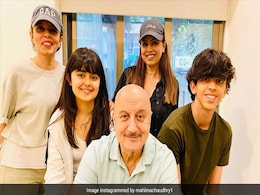 Anupam Kher Meets <I>Dhadkan</i> Co-Star Mahima Chaudhry And Her Family. See Pics Anupam Kher Meets <I>Dhadkan</i> Co-Star Mahima Chaudhry And Her Family. See Pics