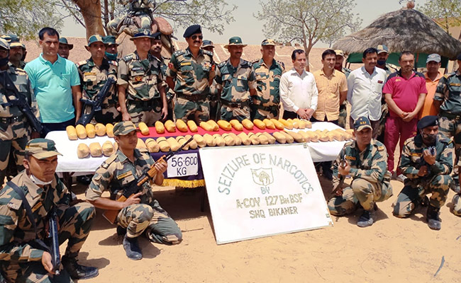 BSF ने राजस्‍थान से लगे पाक बॉर्डर से 56 किलो हेरोइन बरामद की, बाजार मूल्‍य है 270 करोड़ रुपये