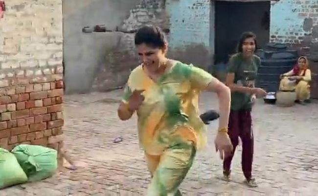 सपना चौधरी ने घर के आंगन में खेला ऐसा अनोखा गेम, जमकर चले जूते-चप्पल- देखें Video