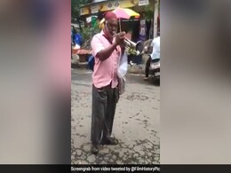 Street Artist ने शानदार अंदाज़ में बजाई RD Burman के गानों की धुन, लोग बोले- ‘इन्हें सड़क पर नहीं स्टेज पर होना चाहिए’ Street Artist ने शानदार अंदाज़ में बजाई RD Burman के गानों की धुन, लोग बोले- ‘इन्हें सड़क पर नहीं स्टेज पर होना चाहिए’