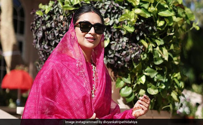 Pics: दिव्यांका त्रिपाठी साड़ी लुक में दिखीं काफी स्टनिंग, बोलीं- 'इश्क में हूं या मैं इश्क हूं...'