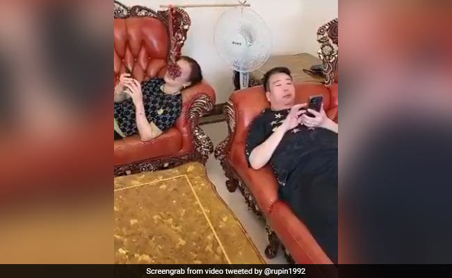 आलसी पति-पत्नी ने किया गजब जुगाड़, मोबाइल चलाते हुए बिना हाथ लगाए ऐसे खाया फल - देखें Funny Video