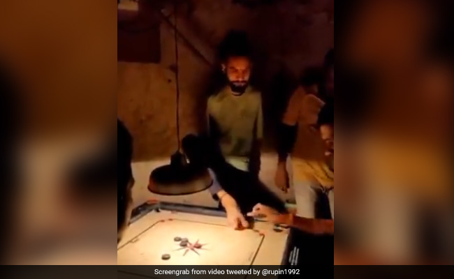 लड़के के नहीं हैं दोनों हाथ, पैरों से खेला गज़ब का Carrom Board, लोगों के मुंह से निकली Wahh, देखें शानदार VIDEO