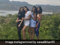 Sara Ali Khan पूल किनारे दोस्तों संग एंजॉय करती आईं नजर, सोशल मीडिया पर तस्वीरें हुईं वायरल 