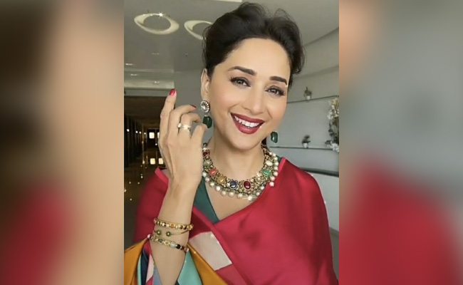 Madhuri Dixit ने Lata Mangeshkar के ‘अजीब दास्तां है ये’ गाने पर दिए जबरदस्त एक्सप्रेशन, वायरल हुआ Video