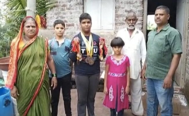 कोरोना के चलते अब स्टेट लेवल पहलवान को करनी पड़ रही खेती...