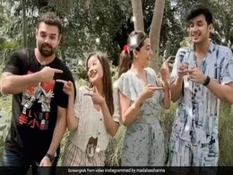 मदालसा शर्मा ने पति और दोस्तों के साथ जमकर की मस्ती, डांस वीडियो हुआ वायरल मदालसा शर्मा ने पति और दोस्तों के साथ जमकर की मस्ती, डांस वीडियो हुआ वायरल