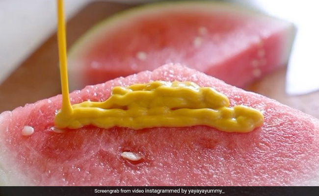 इंटरनेट पर धूम मचा रहा 'Watermelon Mustard Challenge', आपने ट्राई किया क्या ?