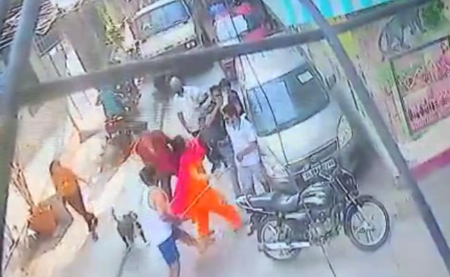 दिल्ली: मामूली सी बात पर बाइक सवार युवक की रॉड से पिटाई, CCTV में कैद हुई घटना