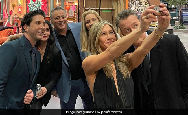 The <I>F.R.I.E.N.D.S Reunion</i> Summed Up In This "Bazillionth Selfie" From Jennifer Aniston's Camera Roll
